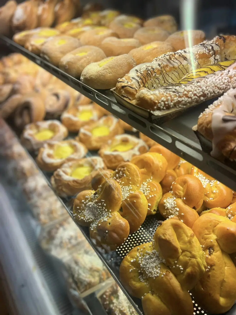 Dagsfärskt bröd och delispecialiteter från Guldkringlans Bröd & Deli